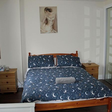 Cosy Room With 3 Bed Spaces In A Friendly Bungalow Bletchley Eksteriør bilde